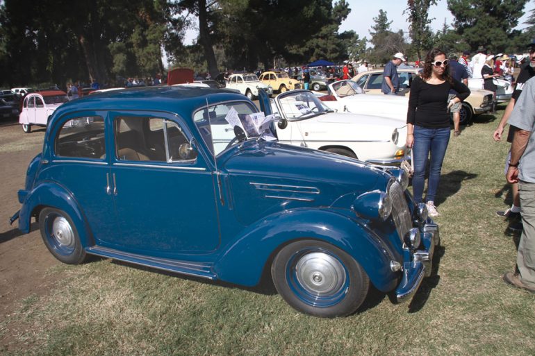 1949 Simca 8-1200 Berline.