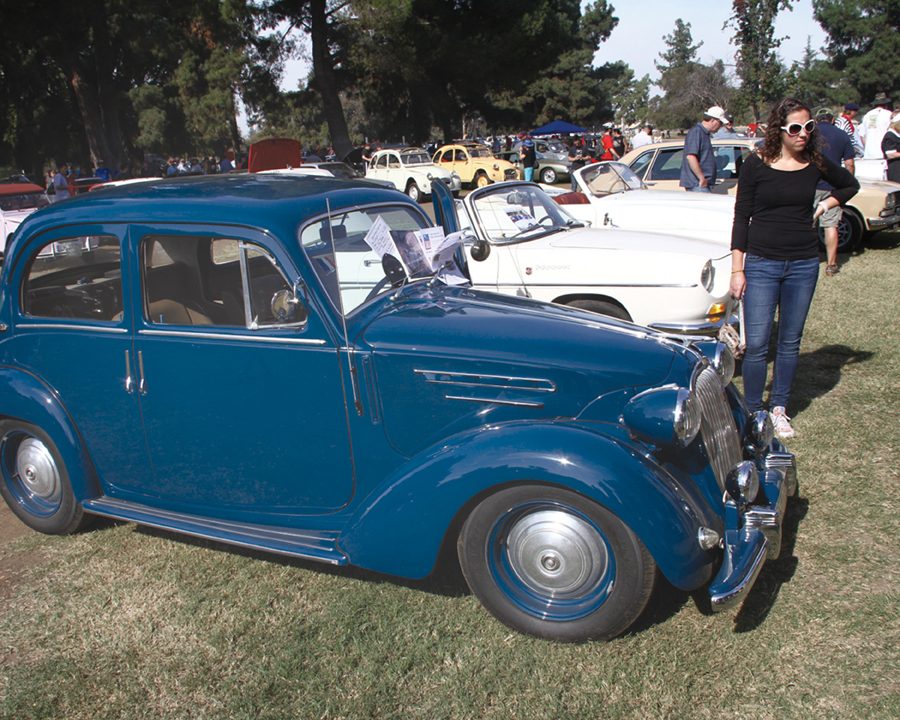 1949 Simca 8-1200 Berline.