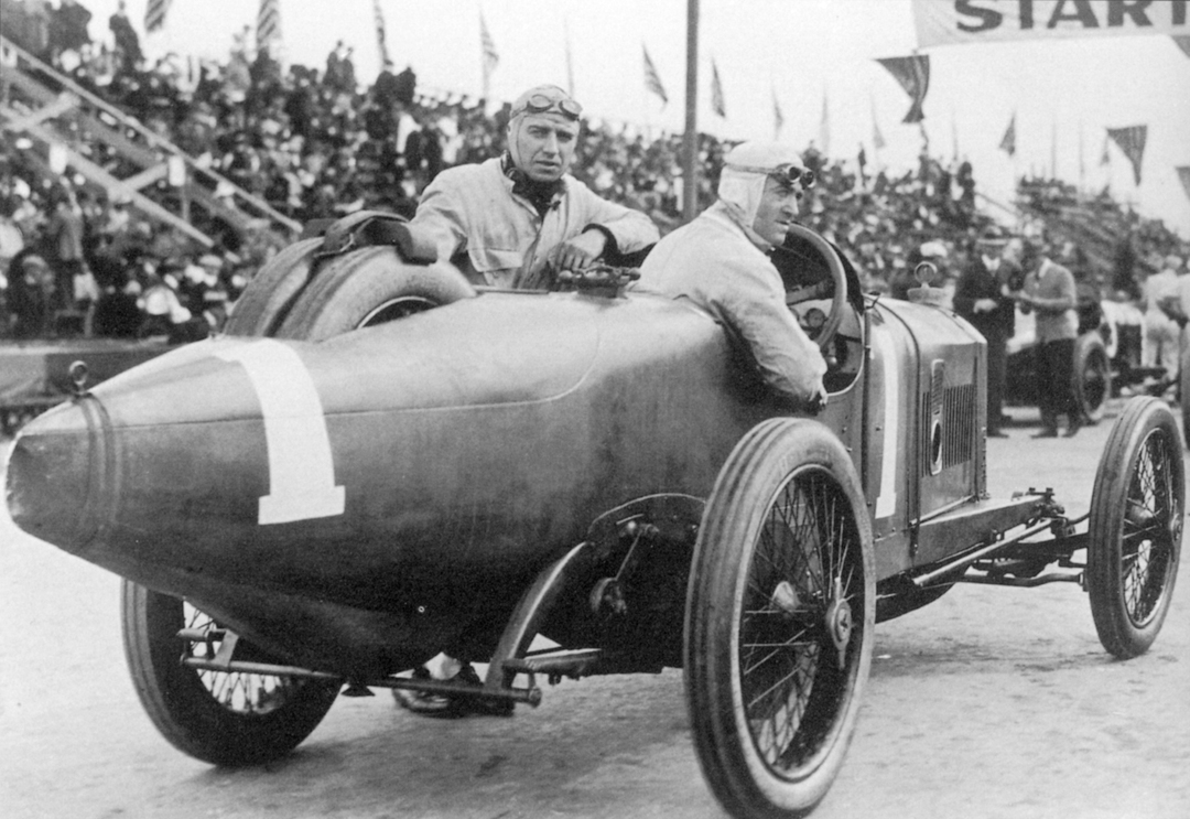 Dario Resta drives his Peugeot to victory in the American Grand Prize (1915).