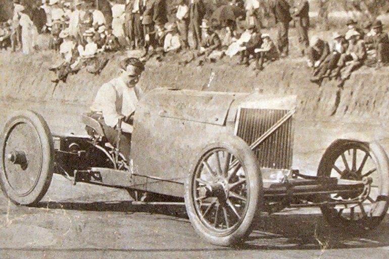 Barney Oldfield drives theÓGreen DragonÓ at Lakeside Speedway, 1907.