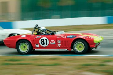 Michael Moss throws his 1965 Corvette  into Turn 10.
Photo: Chuck Andersen