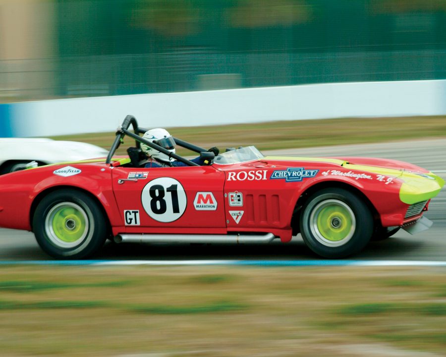 Michael Moss throws his 1965 Corvette  into Turn 10.
Photo: Chuck Andersen