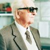 - 85° Compleanno di Enzo Ferrari- Ricorrenza festeggiata in Fabbrica con la presenza di tutti i dipendenti.- Per l'occasione Ferrari consegna a tutti una medaglia ricordo per i suoi 60 anni di lavoro.