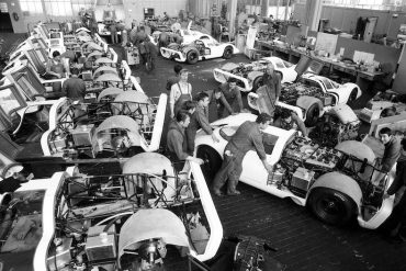 The construction of the 25 racing cars for the homologation of the 917.