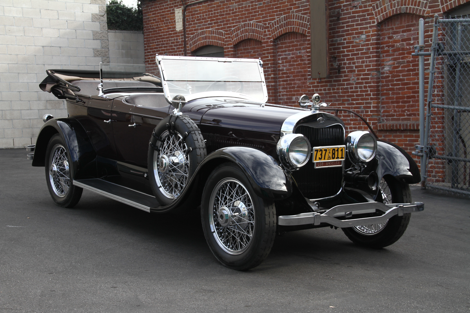 Three-quarter front view of a 1925 brown Lincoln Phaeton