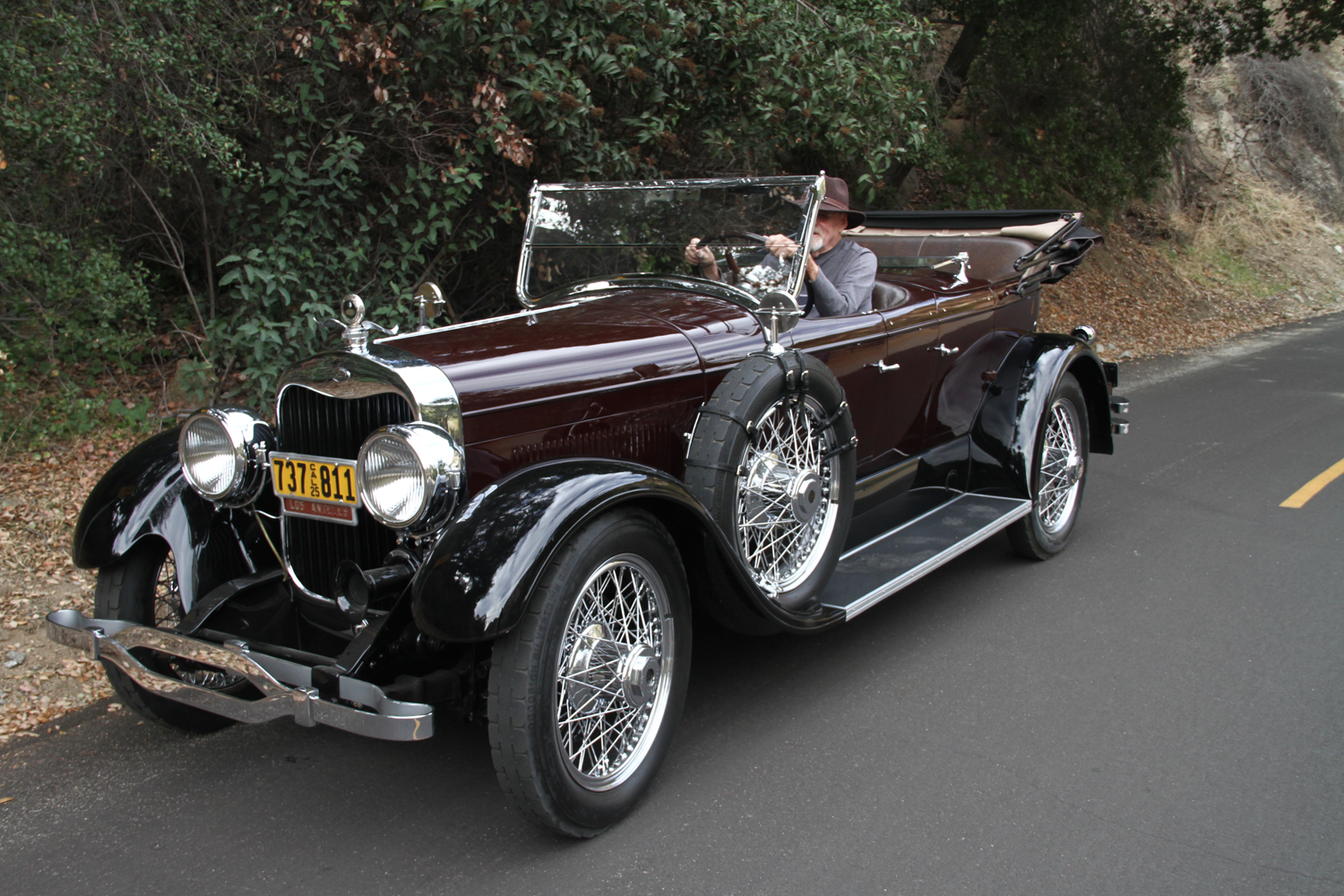 Three-quarter front view of a 1925 brown Lincoln Phaeton