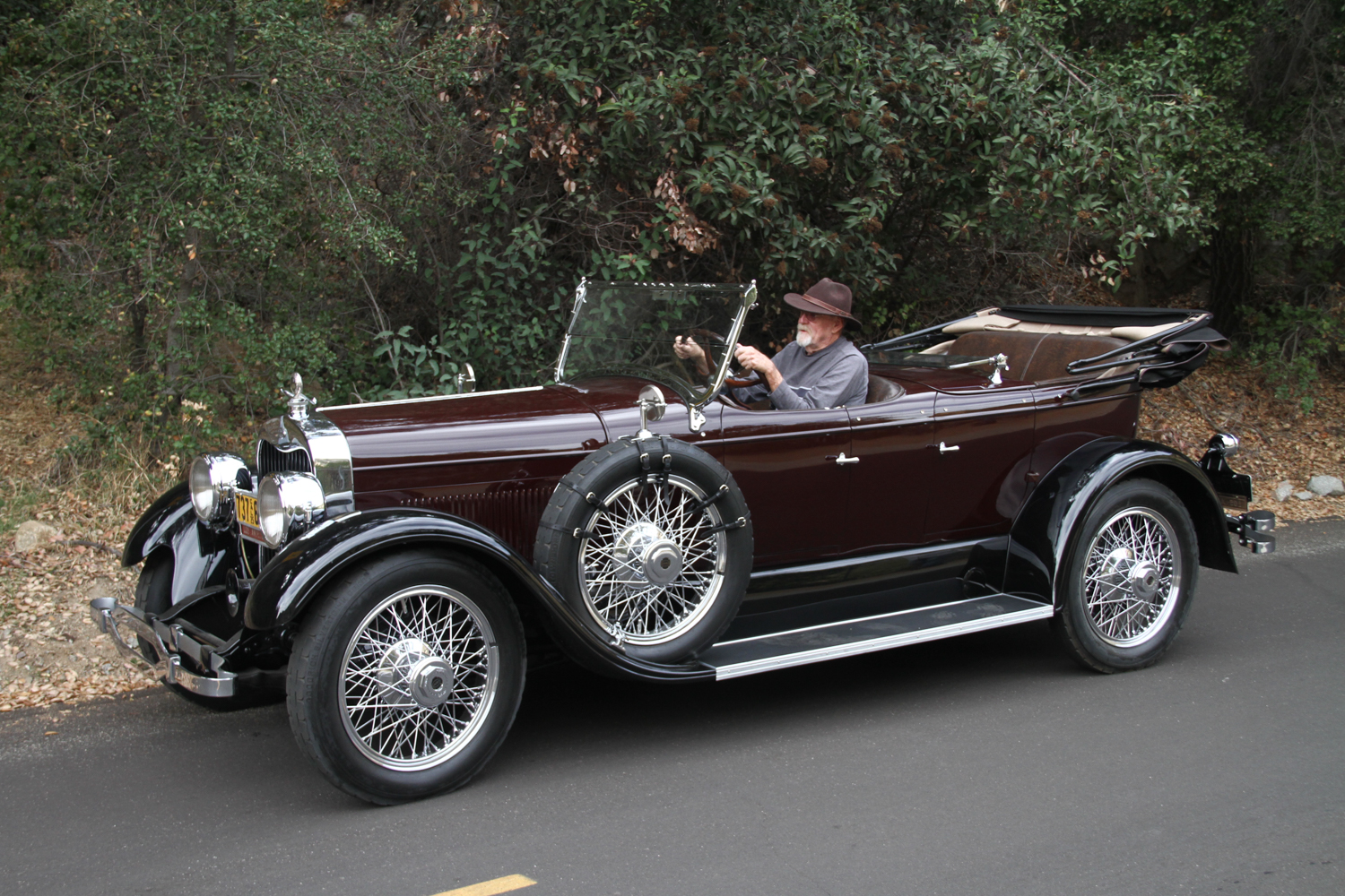  Three-quarter side view of 1925 brown Lincoln Phaeton