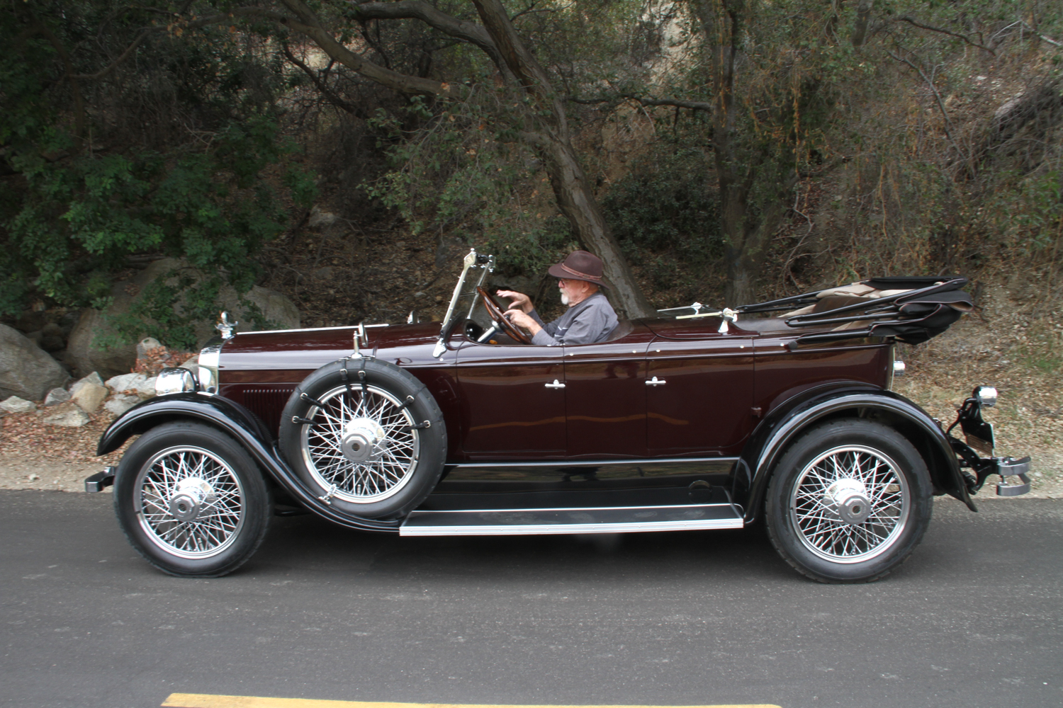 Side view of a 1925 brown Lincoln Phaeton