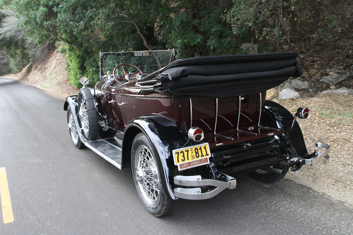 Three-quarter rear view of a 1925 brown Lincoln Phaeton