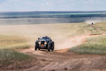 1934 Bentley Speed Six of Jean Vincent (B) and Marcel Peumans (B) - Day 18 Balkashino camp - Kostanay