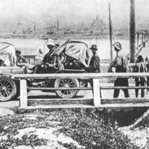 Twenty-five teams answer the call to the first Peking-to-Paris race (1907).