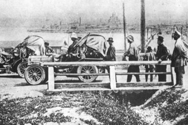 Twenty-five teams answer the call to the first Peking-to-Paris race (1907).