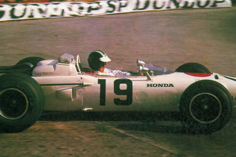 Ronnie Bucknum debuts the Honda RA271 in the German GP (1964).