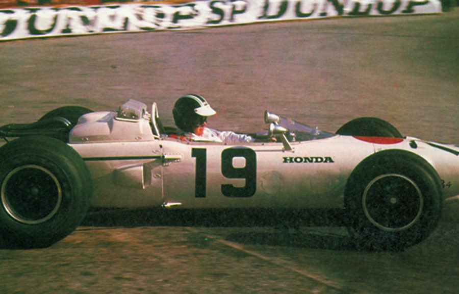 Ronnie Bucknum debuts the Honda RA271 in the German GP (1964).