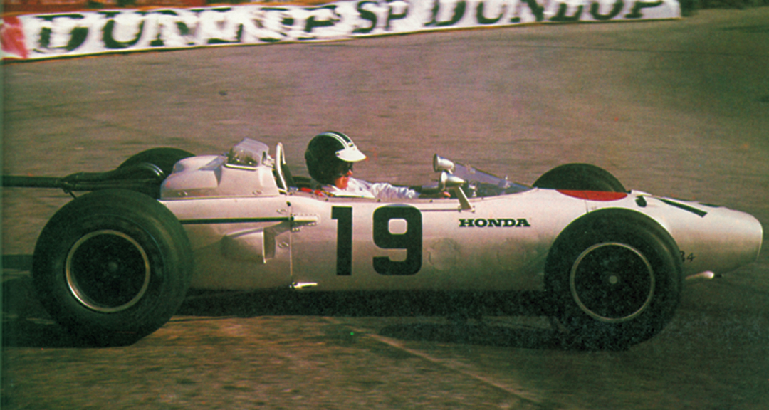 Ronnie Bucknum debuts the Honda RA271 in the German GP (1964).