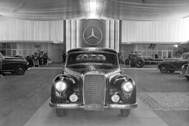 Mercedes-Benz 220