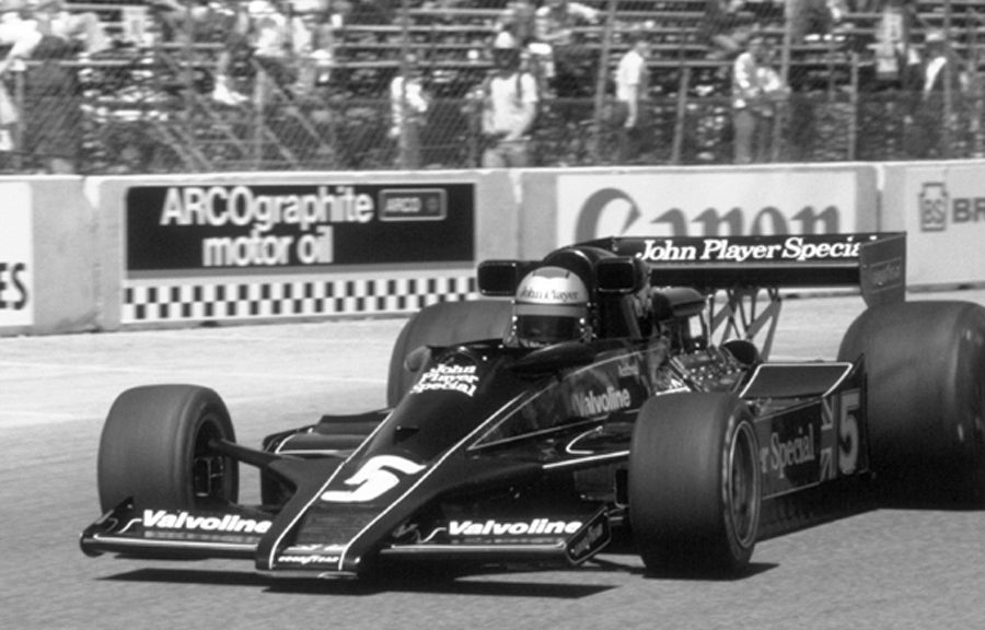 Mario Andretti becomes the first American to win a US GP (1977).