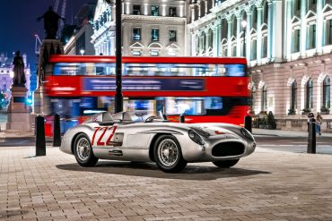 Abschiedsgruß an eine Legende: Der Kurzfilm „The Last Blast“ zeigt die einzigartige Fahrt des berühmten 300 SLR „722“ durch London zu Ehren von Sir Stirling Moss // Farewell to a legend: “The Last Blast” short film follows the unparalleled d Mercedes-Benz AG - Mercedes-Benz Classic Communications