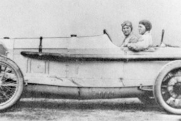 Ralph DePalma wins the Vanderbilt Cup Race in his ÒGrey GhostÓ Mercedes (1914).