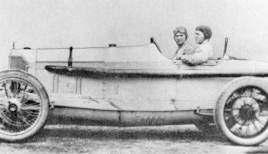 Ralph DePalma wins the Vanderbilt Cup Race in his ÒGrey GhostÓ Mercedes (1914).