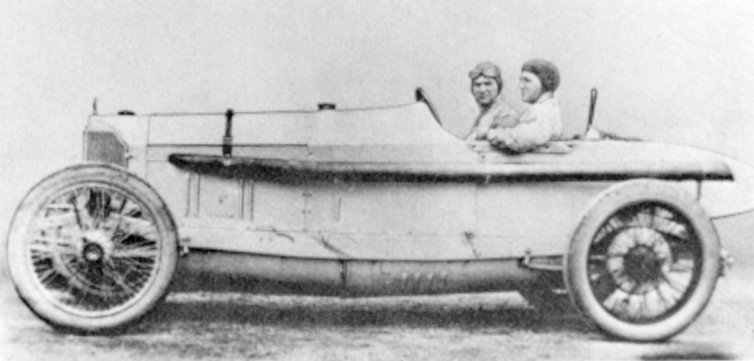 Ralph DePalma wins the Vanderbilt Cup Race in his ÒGrey GhostÓ Mercedes (1914).