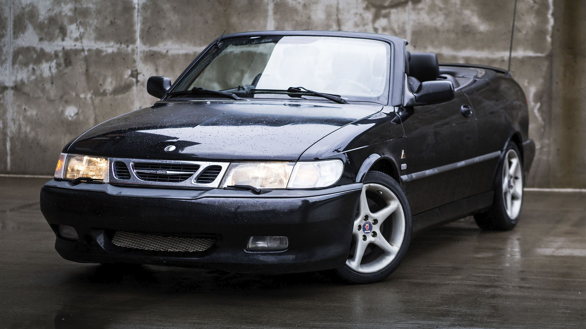 Photo of a black Saab 9-3 convertible 2001