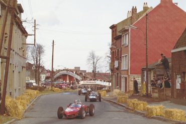 The duels between Mairesse and Moss were intense in the first two Heats. Here, the Belgian leads the Brit. Credits Pinterest